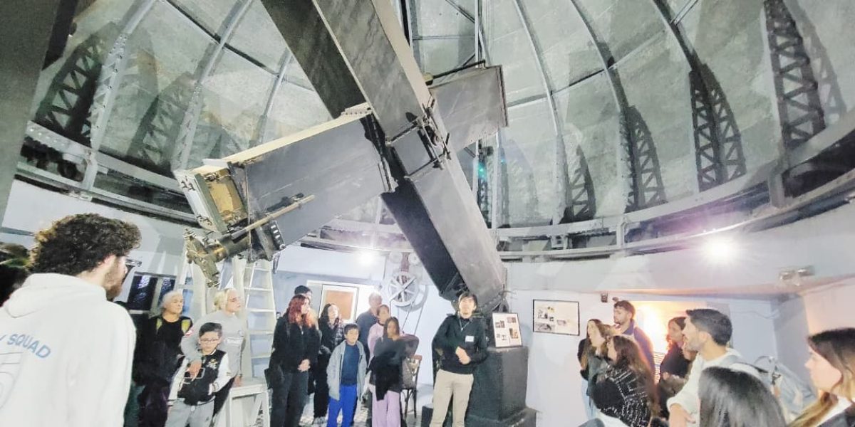 Una noche para mirar el cielo: más de 2.000 personas visitaron el Observatorio Astronómico en la Noche de los Museos
