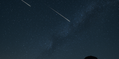 Dos lluvias de estrellas cruzan el cielo de abril: cómo y cuándo verlas desde Córdoba