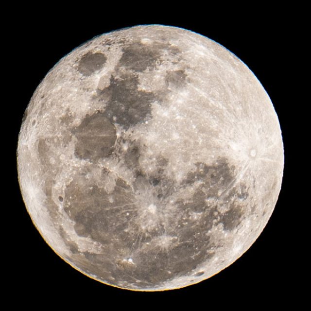 La luna llena del 4 de diciembre: por qué algunos la llaman “superluna” y qué ocurre realmente en el cielo